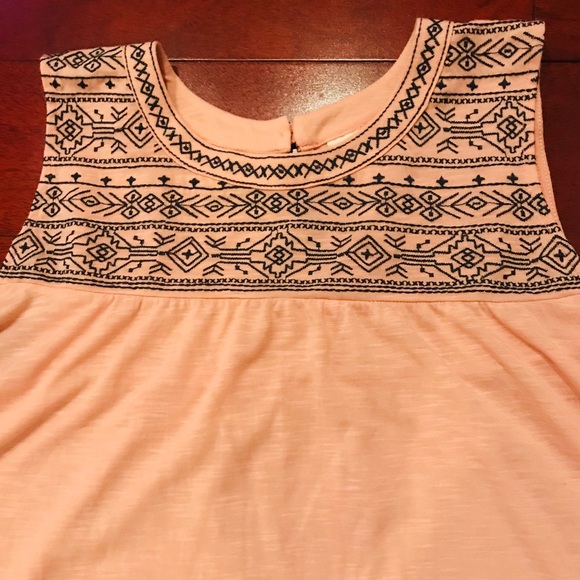 Tops - flowy sleeveless blouse with Aztec pattern